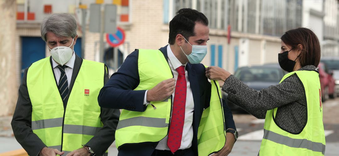 El vicepresidente de la Comunidad de Madrid, Ignacio Aguado, durante una visita al recinto de Canillejas de Metro de Madrid acompañado del consejero de Transportes, Movilidad e Infraestructuras, Ángel Garrido El vicepresidente de la Comunidad de Madrid, Ignacio Aguado, durante una visita al recinto de Canillejas de Metro de Madrid acompañado del consejero de Transportes, Movilidad e Infraestructuras, Ángel Garrido
