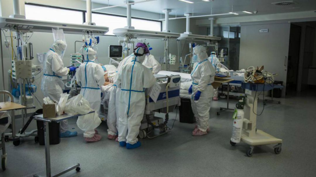 Sanitarios en una de las unidades de cuidados intensivos Sanitarios en una de las unidades de cuidados intensivos