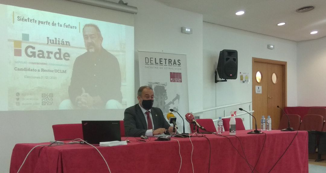 El candidato a rector de l aUCLM Julían Garde en Ciudad Real. El candidato a rector de l aUCLM Julían Garde en Ciudad Real.