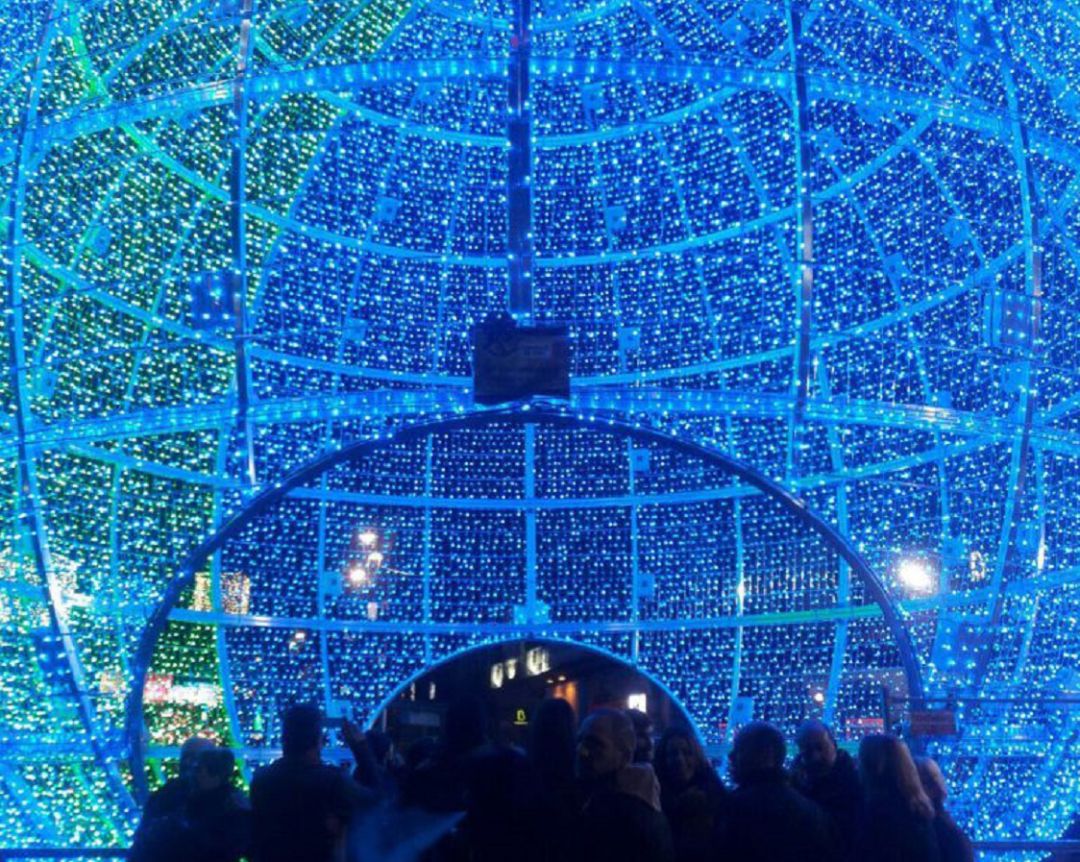 La bola de Navidad es uno de los atractivos de la capital de las luces navideñas, Vigo La bola de Navidad es uno de los atractivos de la capital de las luces navideñas, Vigo