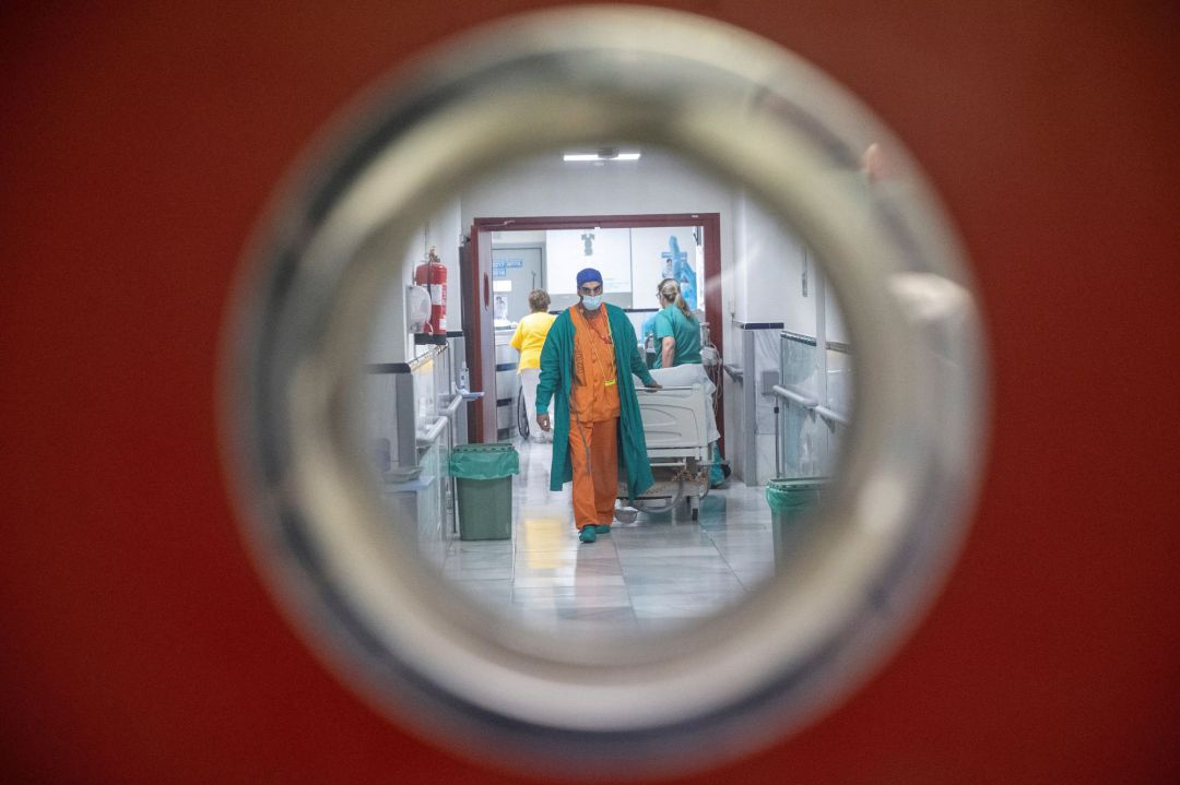 Personal sanitario trabaja en una planta del madrileño hospital Gregorio Marañón Personal sanitario trabaja en una planta del madrileño hospital Gregorio Marañón