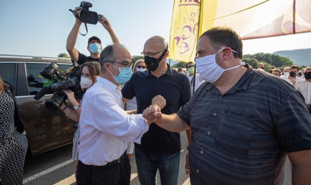 El exvicepresidente de la Generalitat y condenado por el 1-O, Oriol Junqueras, junto a los exconsellers y también condenados Raúl Romeva y Jordi Turull, antes de volver a ingresar en la cárcel de Lledoners (Barcelona) tras la suspensión de su tercer grado El exvicepresidente de la Generalitat y condenado por el 1-O, Oriol Junqueras, junto a los exconsellers y también condenados Raúl Romeva y Jordi Turull, antes de volver a ingresar en la cárcel de Lledoners (Barcelona) tras la suspensión de su tercer grado