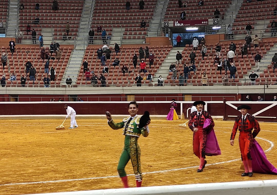 El torero madrileño Gómez del Pilar pasea una oreja en la plaza de toros de La Ribera en Logroño.
El torero madrileño Gómez del Pilar pasea una oreja en la plaza de toros de La Ribera en Logroño.