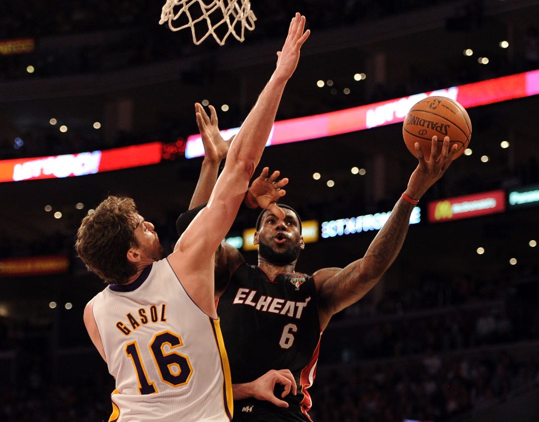 Lebron James enfila canasta ante la oposición de Pau Gasol Lebron James enfila canasta ante la oposición de Pau Gasol
