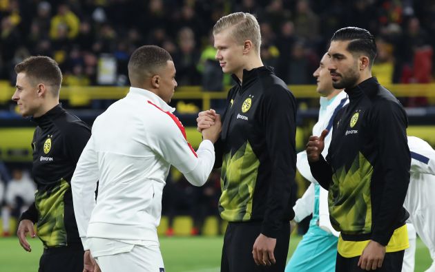 Choque de manos entres Kylian Mbappé y Erling Haaland Choque de manos entres Kylian Mbappé y Erling Haaland