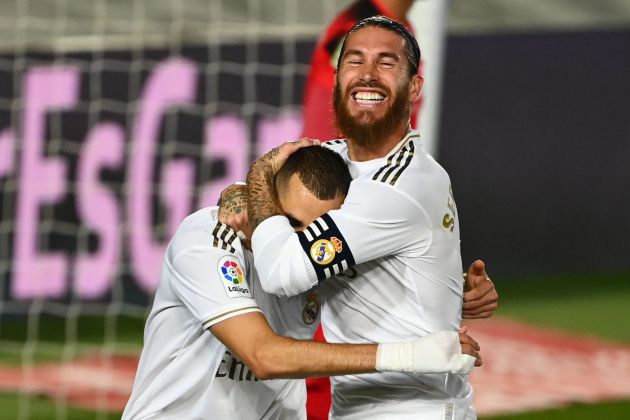 Sergio Ramos abraza a Karim Benzema tras un gol Sergio Ramos abraza a Karim Benzema tras un gol