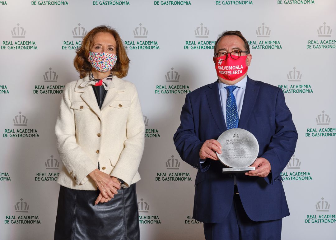 El Premio Nacional de Gastronomía lo ha recogido simbólicamente, en nombre del sector, José Luis Yzuel, presidente de Hostelería de España. El Premio Nacional de Gastronomía lo ha recogido simbólicamente, en nombre del sector, José Luis Yzuel, presidente de Hostelería de España.