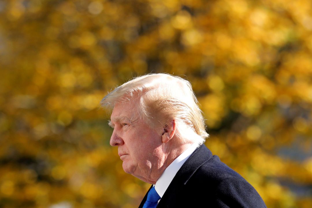 Donald Trump camina por la Casa Blanca Donald Trump camina por la Casa Blanca