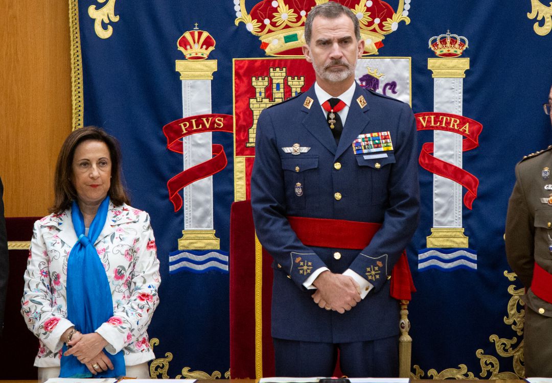La ministra de Defensa, Margarita Robles, junto al rey Felipe VI, en una foto de archivo. La ministra de Defensa, Margarita Robles, junto al rey Felipe VI, en una foto de archivo.