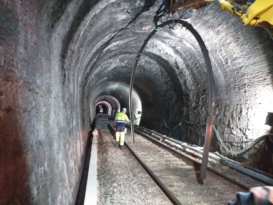 Trabajos de colocación de cerchas en un túnel de trazado del tren Alcoi-Xàtiva Trabajos de colocación de cerchas en un túnel de trazado del tren Alcoi-Xàtiva