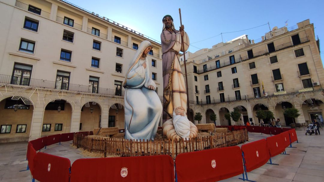 Con una altura de más de 56 metros en su conjunto, el belén de la plaza del Ayuntamiento ha entrado en el libro Guinness de los récords Con una altura de más de 56 metros en su conjunto, el belén de la plaza del Ayuntamiento ha entrado en el libro Guinness de los récords