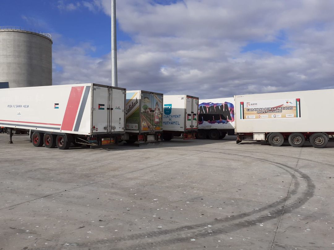 Camiones de la caravana humanitaria que saldrán desde el Puerto de Alicante hacia los campamentos del Tinduf. Camiones de la caravana humanitaria que saldrán desde el Puerto de Alicante hacia los campamentos del Tinduf.