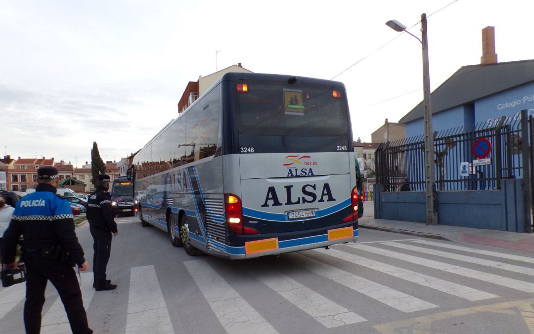 La Policía Local controla el transporte escolar en casco urbano La Policía Local controla el transporte escolar en casco urbano