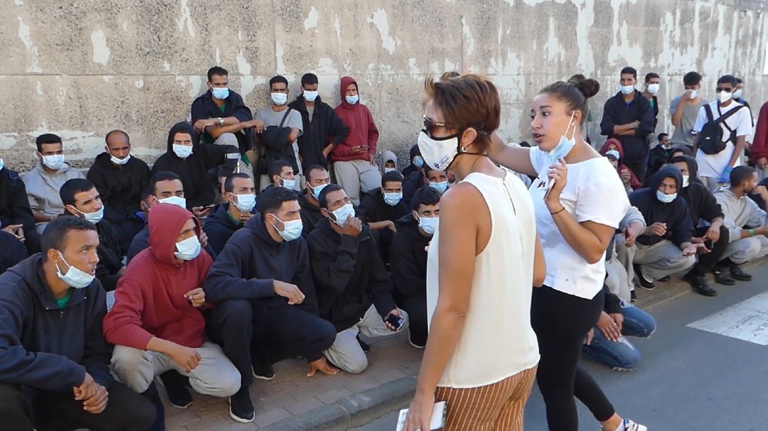 L'alcaldesa de Mogán, Onalia Bueno, davant immigrants al moll d'Arguineguín L'alcaldesa de Mogán, Onalia Bueno, davant immigrants al moll d'Arguineguín