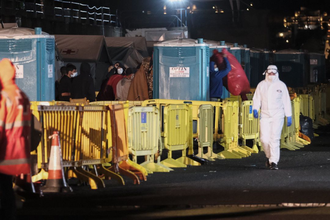 Los 27 últimos ocupantes del campamento de Arguineguín abandonando el muelle Los 27 últimos ocupantes del campamento de Arguineguín abandonando el muelle