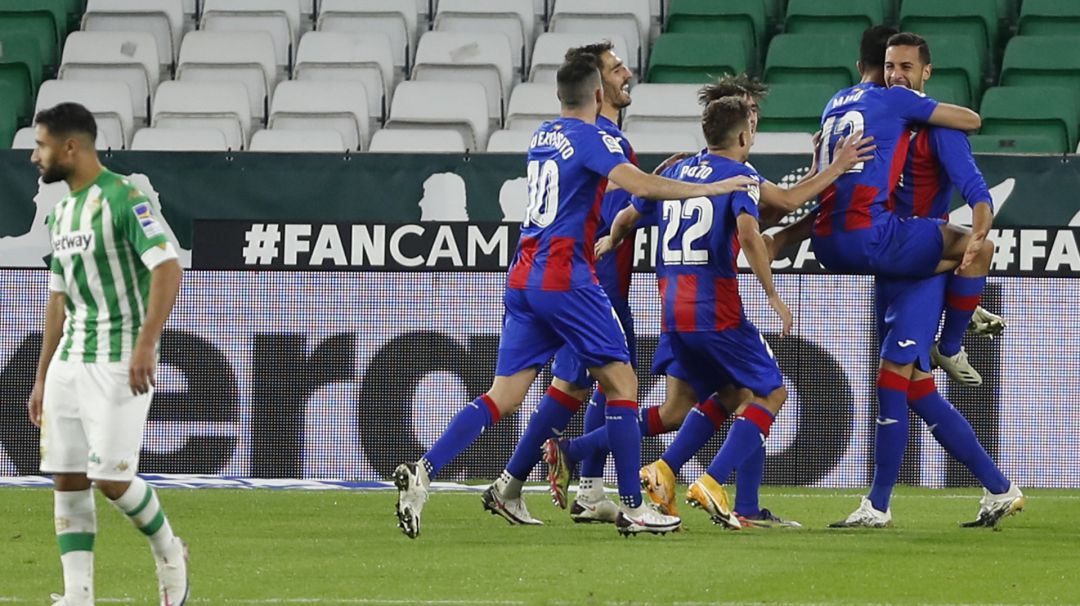 Piña del Eibar celebrando un gol en Sevila: Foto: LaLiga Piña del Eibar celebrando un gol en Sevila: Foto: LaLiga