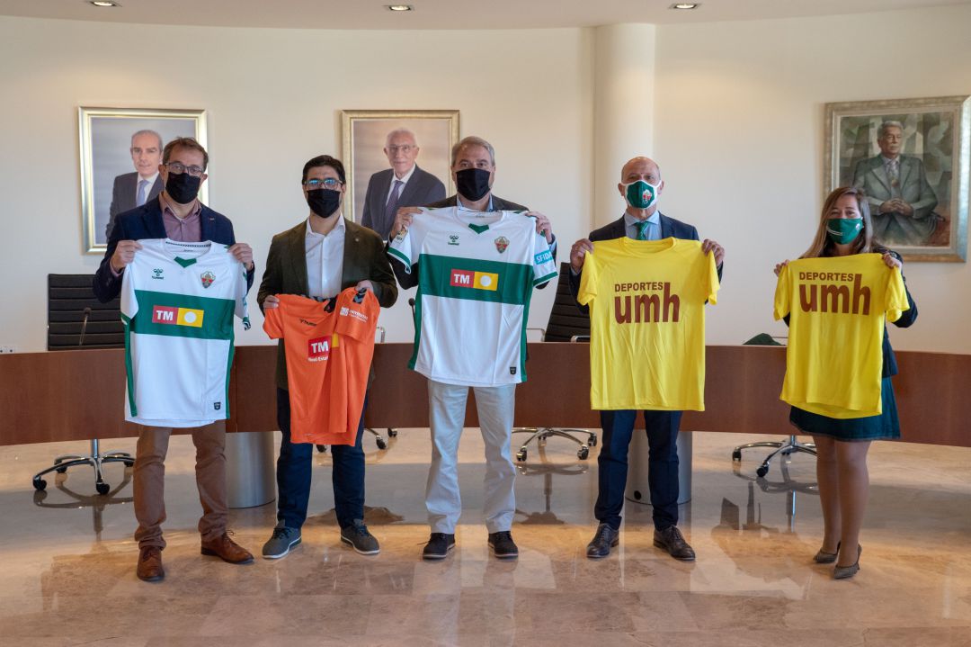 Representantes del Elche y la UMH posan tras la renovación del convenio Representantes del Elche y la UMH posan tras la renovación del convenio