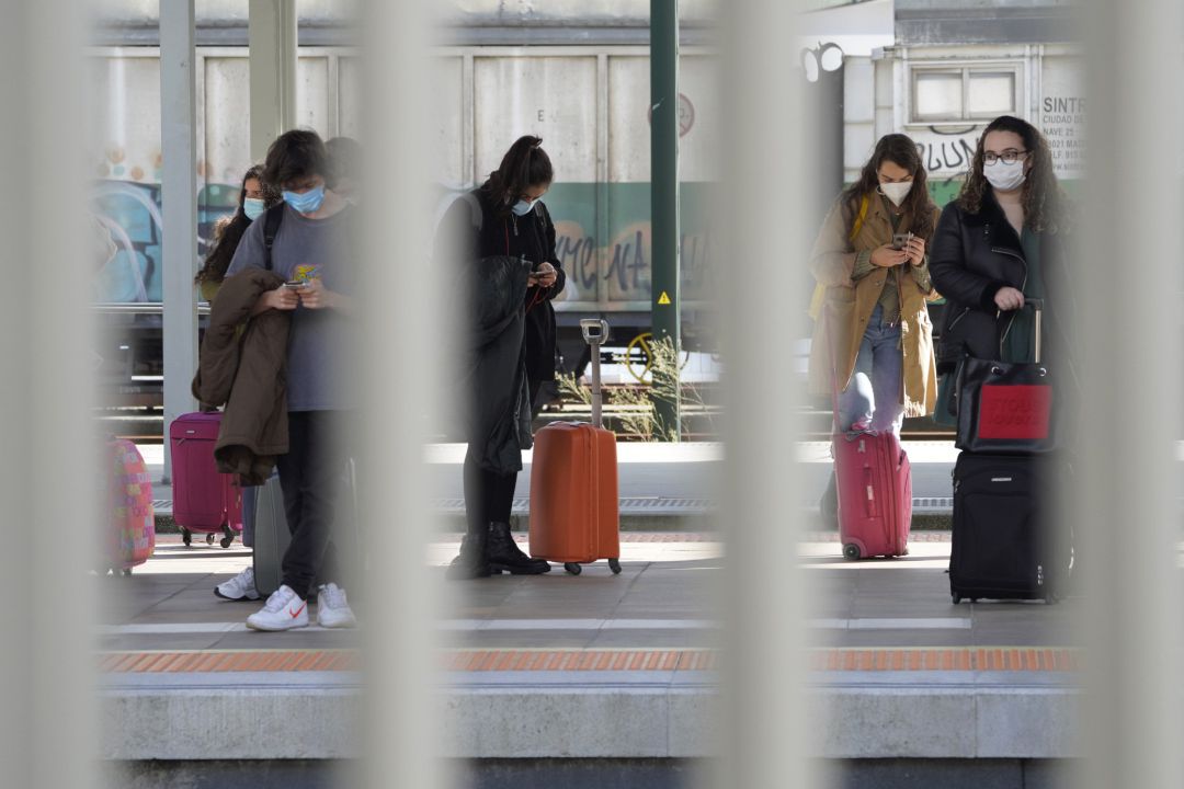 Varios estudiantes se dirigen a la estación de tren para regresar a su casa durante el fin de semana, en Santiago de Compostela, Galicia (España), a 30 de octubre de 2020 Varios estudiantes se dirigen a la estación de tren para regresar a su casa durante el fin de semana, en Santiago de Compostela, Galicia (España), a 30 de octubre de 2020