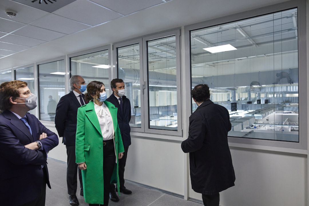 El consejero de Sanidad, Enrique Ruiz Escudero; el presidente del PP, Pablo Casado; la presidenta de la Comunidad de Madrid, Isabel Díaz Ayuso; y el alcalde de Madrid, José Luis Martínez Almeida; durante la inauguración del Hospital Isabel Zendal. El consejero de Sanidad, Enrique Ruiz Escudero; el presidente del PP, Pablo Casado; la presidenta de la Comunidad de Madrid, Isabel Díaz Ayuso; y el alcalde de Madrid, José Luis Martínez Almeida; durante la inauguración del Hospital Isabel Zendal.