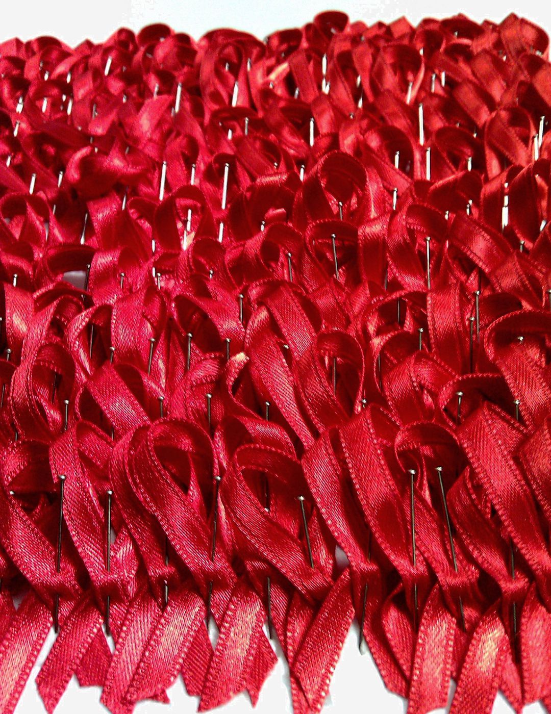 Lazos rojos que simbolizan la lucha contra el VIH Lazos rojos que simbolizan la lucha contra el VIH