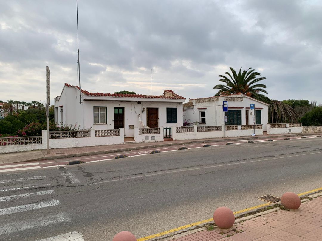 Les cases van ser ocupades diversos cops el que ha endarrerit la seva demolició. Les cases van ser ocupades diversos cops el que ha endarrerit la seva demolició.