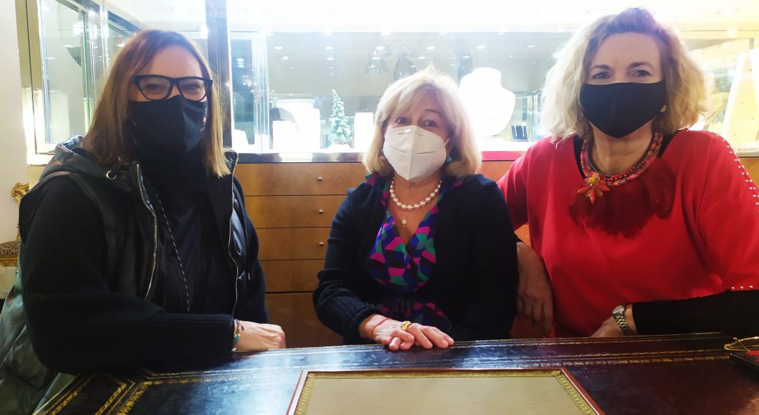 De izquierda a derecha: Elena Tomás, propietaria de Óptica Ten Visión; Marisa Cano, pta de la Asociación de comerciantes de Platería y Trapería y propietaria de Joyería Marisa Cano; y María Encarna Villascusa, propietaria de La Platería, una tienda de complementos para novias, madrinas y comuniones De izquierda a derecha: Elena Tomás, propietaria de Óptica Ten Visión; Marisa Cano, pta de la Asociación de comerciantes de Platería y Trapería y propietaria de Joyería Marisa Cano; y María Encarna Villascusa, propietaria de La Platería, una tienda de complementos para novias, madrinas y comuniones