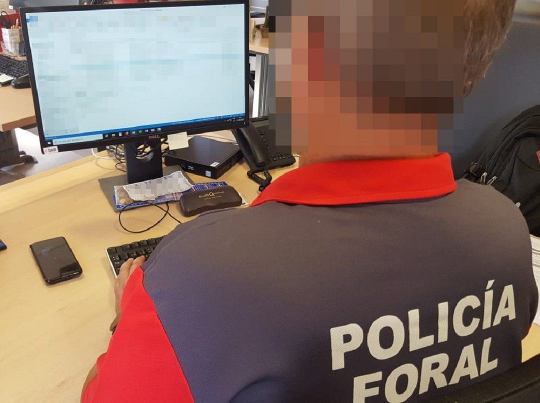 Investigan la aparición de un cadáver en el techo de un camión en Alsasua Investigan la aparición de un cadáver en el techo de un camión en Alsasua