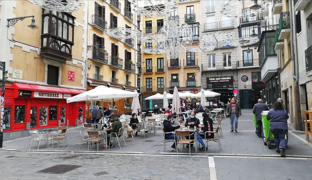 Personas sentadas en una terraza en la plaza Consistorial de Pamplona en el día en que se han reabierto las terrazas de la hostelería Personas sentadas en una terraza en la plaza Consistorial de Pamplona en el día en que se han reabierto las terrazas de la hostelería