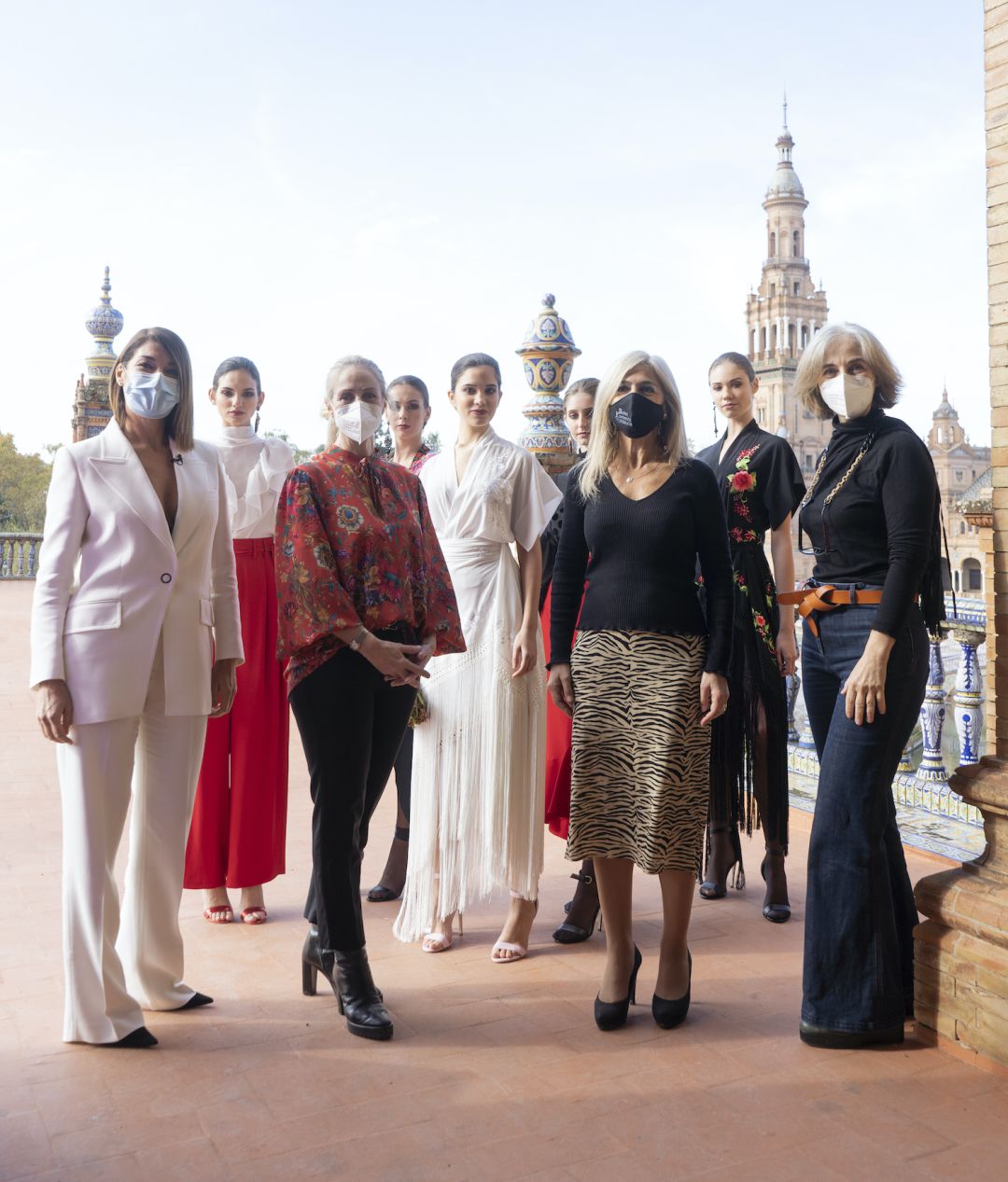 La consejera de Cultura, Patricia del Pozo, junto a la directora de Doble ERRE, Raquel Revuelta, y las diseñadoras Mila y Rocío Montero, de la firma Lina La consejera de Cultura, Patricia del Pozo, junto a la directora de Doble ERRE, Raquel Revuelta, y las diseñadoras Mila y Rocío Montero, de la firma Lina