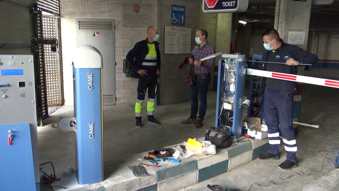 El alcalde de Cazorla visita el parking durante la instalacion de los nuevos sistemas El alcalde de Cazorla visita el parking durante la instalacion de los nuevos sistemas