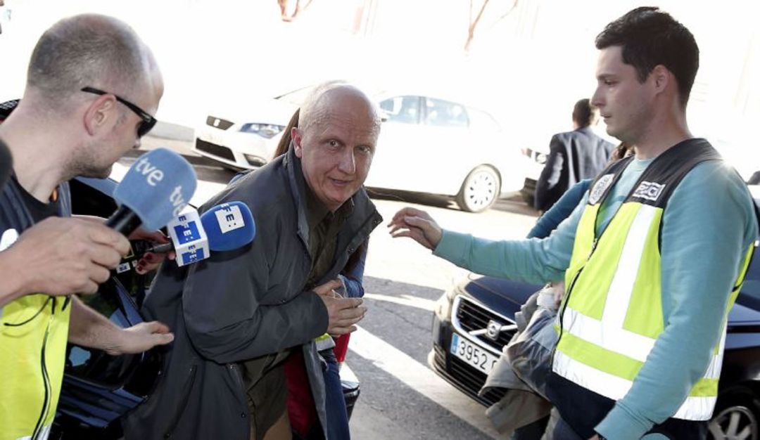 Paco Sanz, conocido como el hombre de los 2.000 tumores, a su llegada a los juzgados de Llira en marzo de 2017 Paco Sanz, conocido como el hombre de los 2.000 tumores, a su llegada a los juzgados de Llira en marzo de 2017