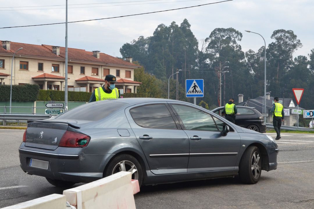 Agentes de la Guardia Civil de Tráfico controlando una de las entradas a Salceda de Caselas. Agentes de la Guardia Civil de Tráfico controlando una de las entradas a Salceda de Caselas.