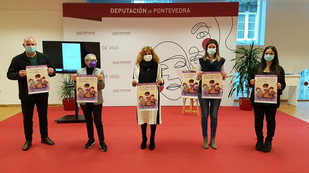 La Presidenta de la Diputación, Carmela Silva, en el centro con el cartel de la campaña La Presidenta de la Diputación, Carmela Silva, en el centro con el cartel de la campaña