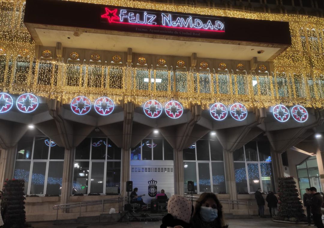 Fachada del Ayuntamiento en la Plaza Mayor, tras el encendido de las luces de Navidad Fachada del Ayuntamiento en la Plaza Mayor, tras el encendido de las luces de Navidad