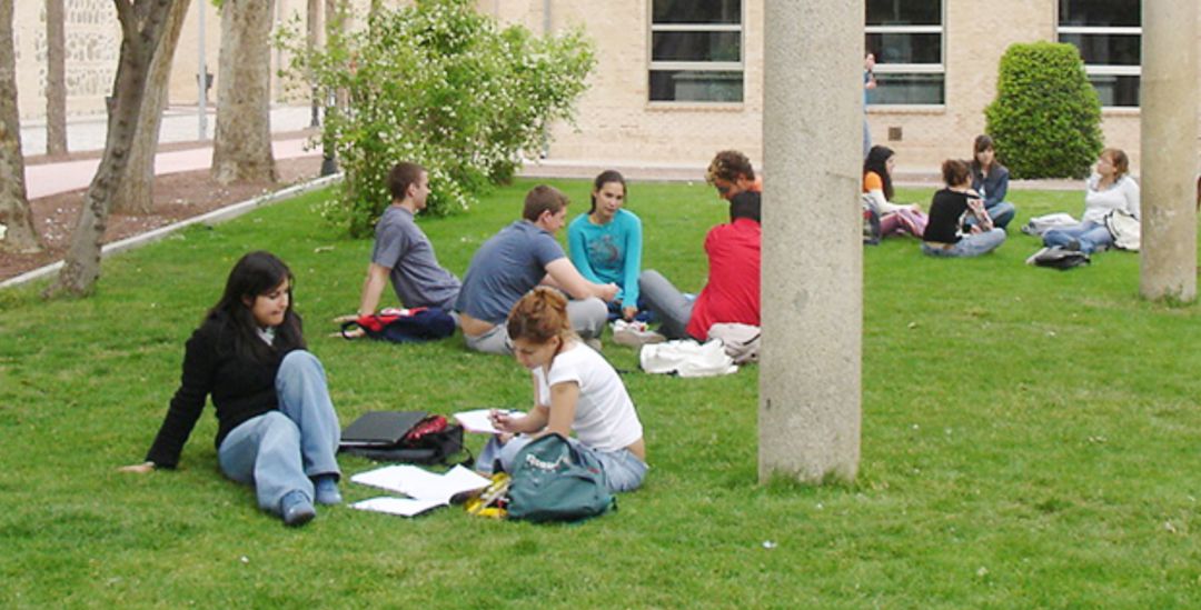 En cursos anteriores se ha gestionado la llegada o salida de más de un centenar de alumnos en el ámbito del campus conquense. En cursos anteriores se ha gestionado la llegada o salida de más de un centenar de alumnos en el ámbito del campus conquense.