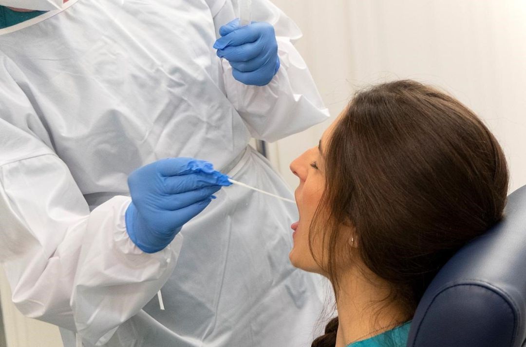 Una mujer se somete a una prueba PCR Una mujer se somete a una prueba PCR