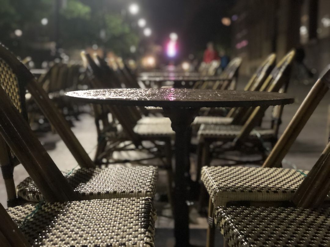 Mesas vacías en una terraza a la espera de la decisión. Mesas vacías en una terraza a la espera de la decisión.