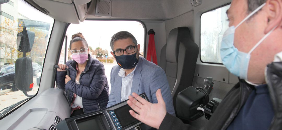 El alcalde, Rafael Sánchez Acera, visita el nuevo sistema de recogida de basuras El alcalde, Rafael Sánchez Acera, visita el nuevo sistema de recogida de basuras