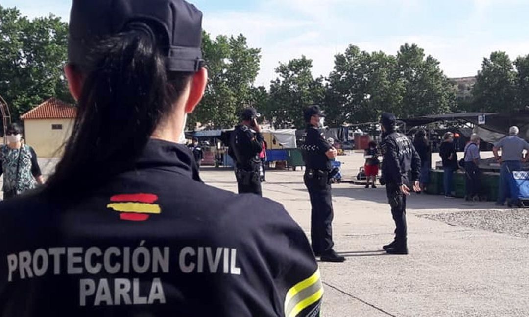 Protección Civil y Policía Local se encargan de controlar aforos y vigilancia en mercadillos. Protección Civil y Policía Local se encargan de controlar aforos y vigilancia en mercadillos.