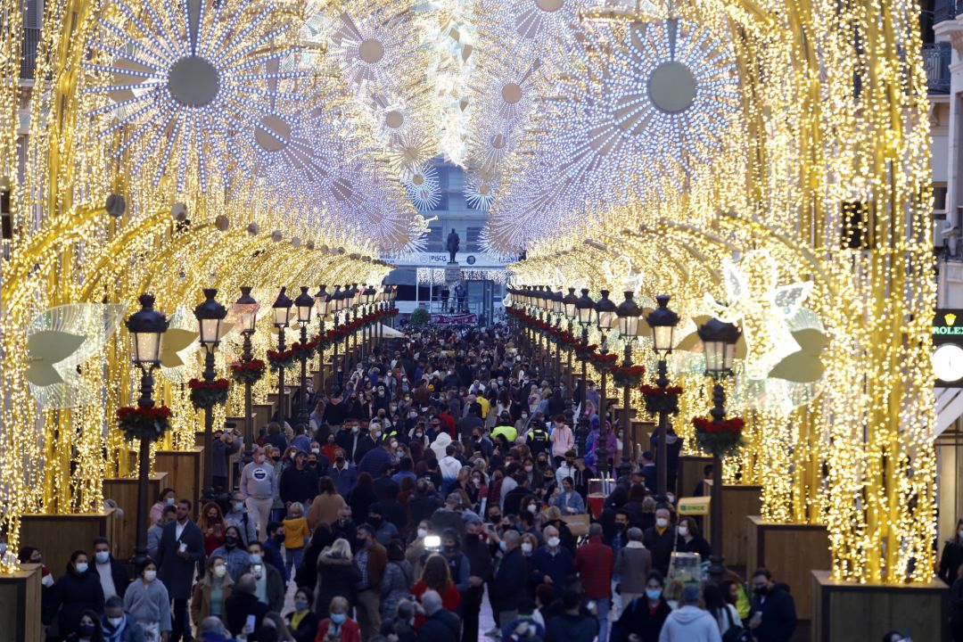 Inauguración de las luces navideñas en la céntrica calle Larios de Málaga, que este año no celebrará su tradicional espectáculo de luz y sonido ha causa de las restricciones impuestas por la Covid-19. Málaga 27 de noviembre 2020 Inauguración de las luces navideñas en la céntrica calle Larios de Málaga, que este año no celebrará su tradicional espectáculo de luz y sonido ha causa de las restricciones impuestas por la Covid-19. Málaga 27 de noviembre 2020