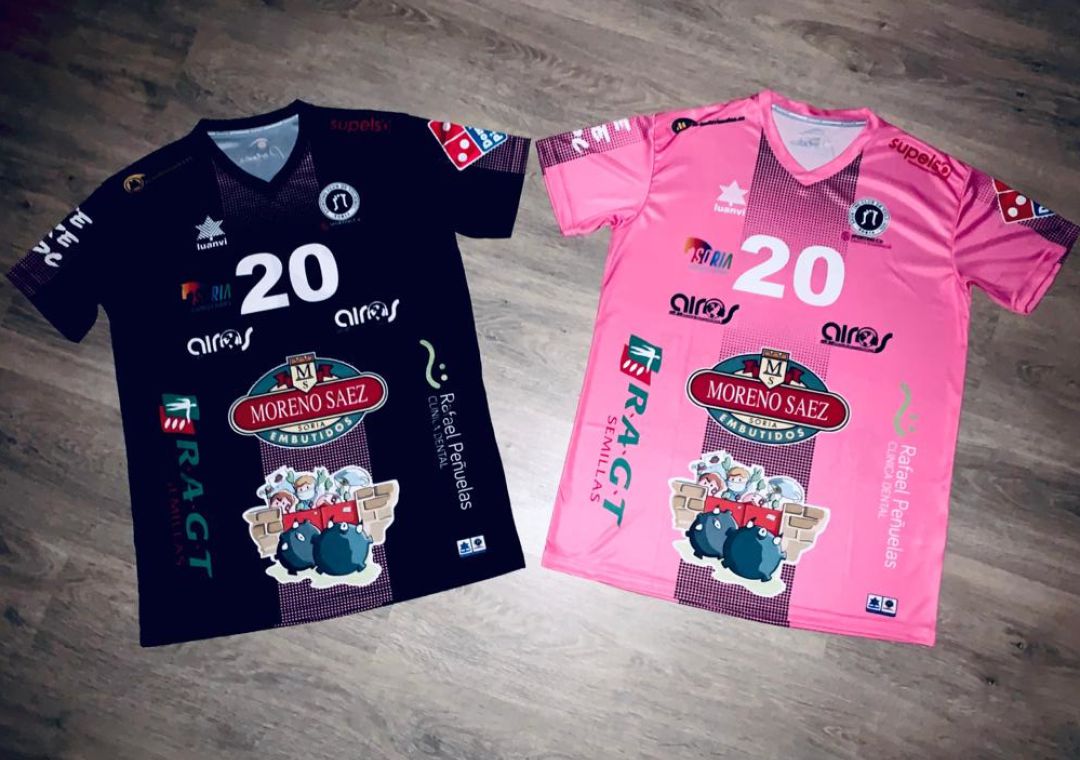 Las nuevas camisetas del Sporting, con homenaje a los sanitarios. Las nuevas camisetas del Sporting, con homenaje a los sanitarios.