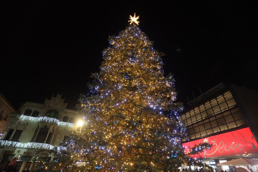 Arbre de Nadal a la plaça Mercadal de Reus Arbre de Nadal a la plaça Mercadal de Reus
