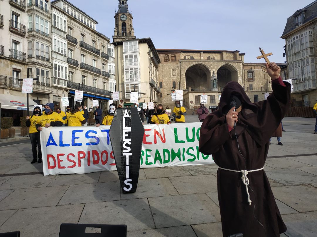 Concentración y dramatización de trabajadores de Alestis para denunciar los despidos "injustos" en la planta de Gasteiz Concentración y dramatización de trabajadores de Alestis para denunciar los despidos "injustos" en la planta de Gasteiz