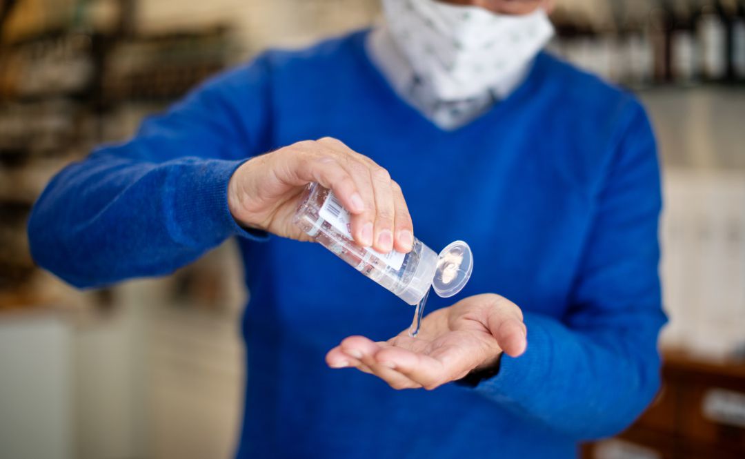 Un hombre se lava las manos con gel hidroalcohólico. Un hombre se lava las manos con gel hidroalcohólico.