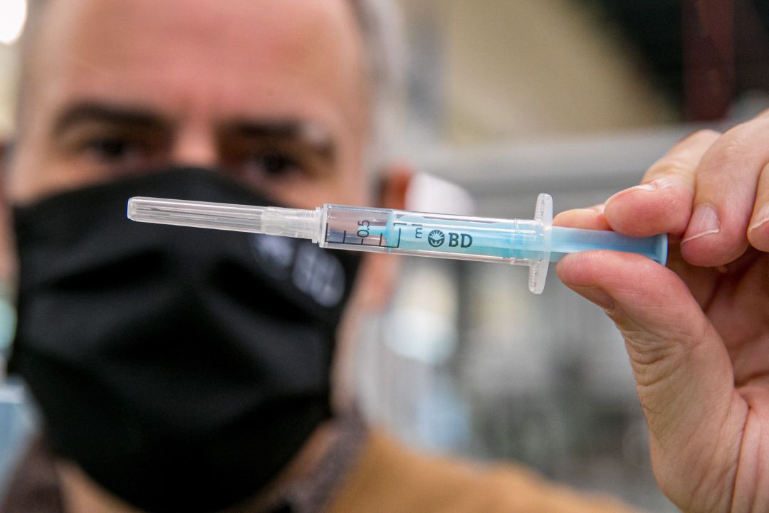 Javier Pardiño, director de la planta de la empresa Becton Dickinson de Fraga (Huesca), muestra la jeringuilla que fabrican para administrar la vacuna contra el coronavirus. Javier Pardiño, director de la planta de la empresa Becton Dickinson de Fraga (Huesca), muestra la jeringuilla que fabrican para administrar la vacuna contra el coronavirus.