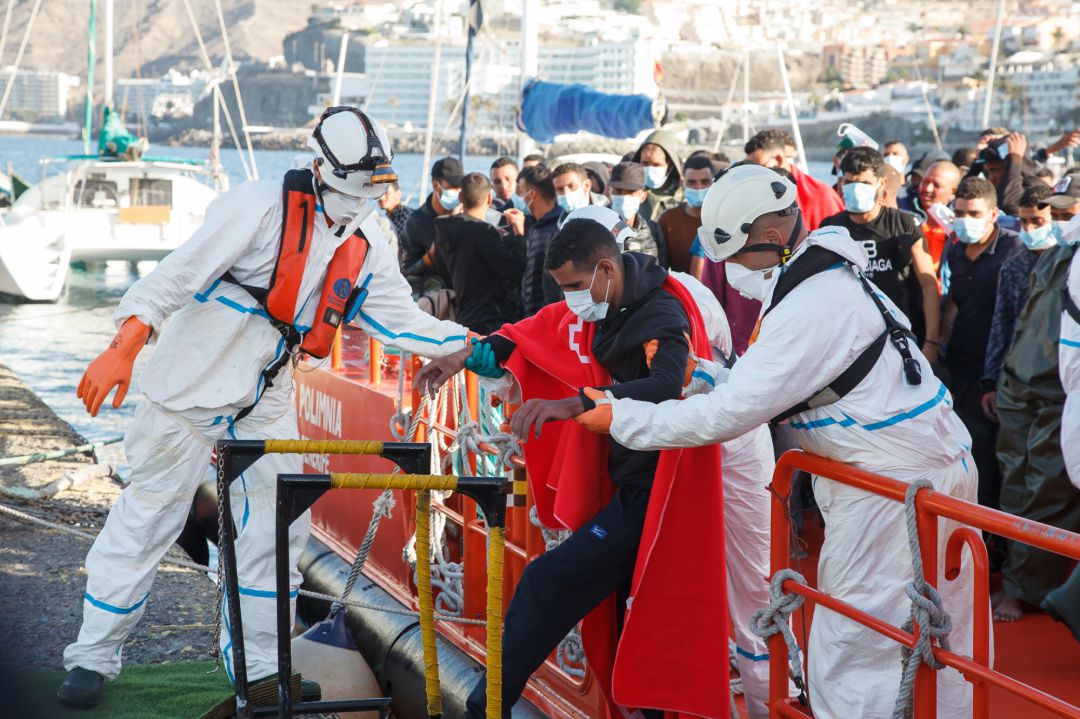 Trabajadores de Cruz Roja ayudan en el Muelle a trasladar a migrantes que han interceptado en aguas canarias Trabajadores de Cruz Roja ayudan en el Muelle a trasladar a migrantes que han interceptado en aguas canarias