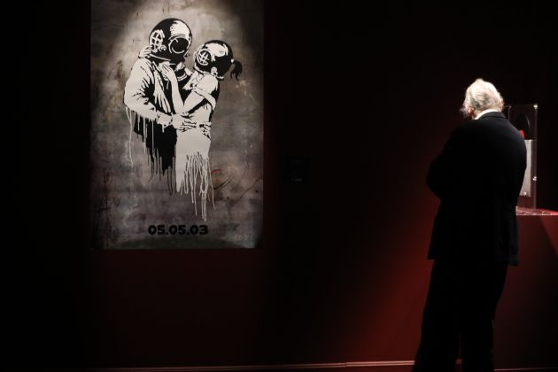 Un hombre contempla una de las obras que forma parte de la exposición ‘Banksy. The Street is a Canvas’ en el Círculo de Bellas Artes en Madrid Un hombre contempla una de las obras que forma parte de la exposición ‘Banksy. The Street is a Canvas’ en el Círculo de Bellas Artes en Madrid