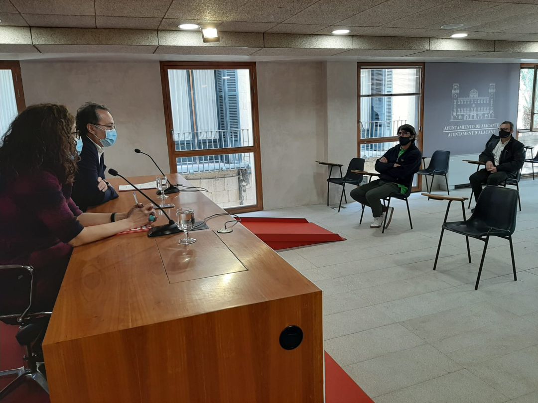 El portavoz del PSOE, Paco Sanguino, durante la rueda de prensa acompañado de Javier Galdeano (ALROA) en primera fila y César Anca (ARA), detrás El portavoz del PSOE, Paco Sanguino, durante la rueda de prensa acompañado de Javier Galdeano (ALROA) en primera fila y César Anca (ARA), detrás