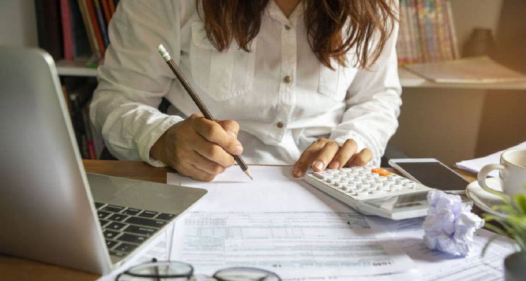 Una mujer realiza la declaración de la renta (simulación) Una mujer realiza la declaración de la renta (simulación)