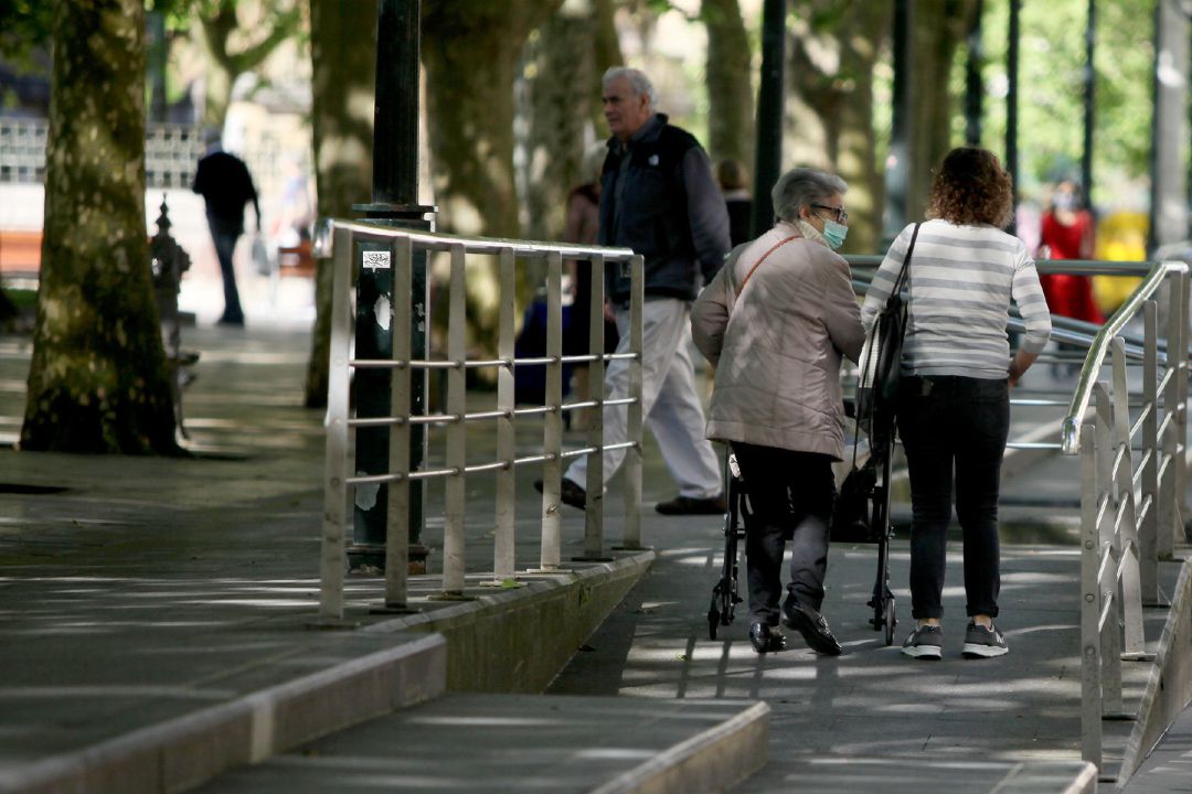 Dos mujeres pasean en un parque de San Sebastián Dos mujeres pasean en un parque de San Sebastián